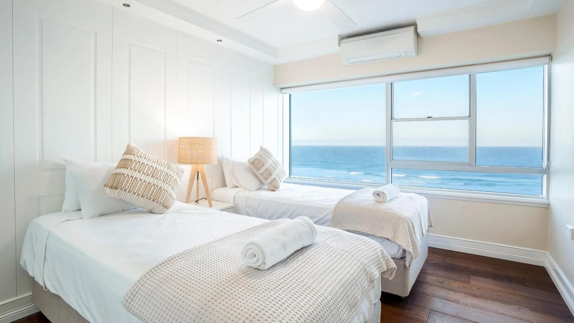 The Hamptons - Ultimate Six Star Beachfront Experience With Parking & Pool Gold Coast 0*,  Australia