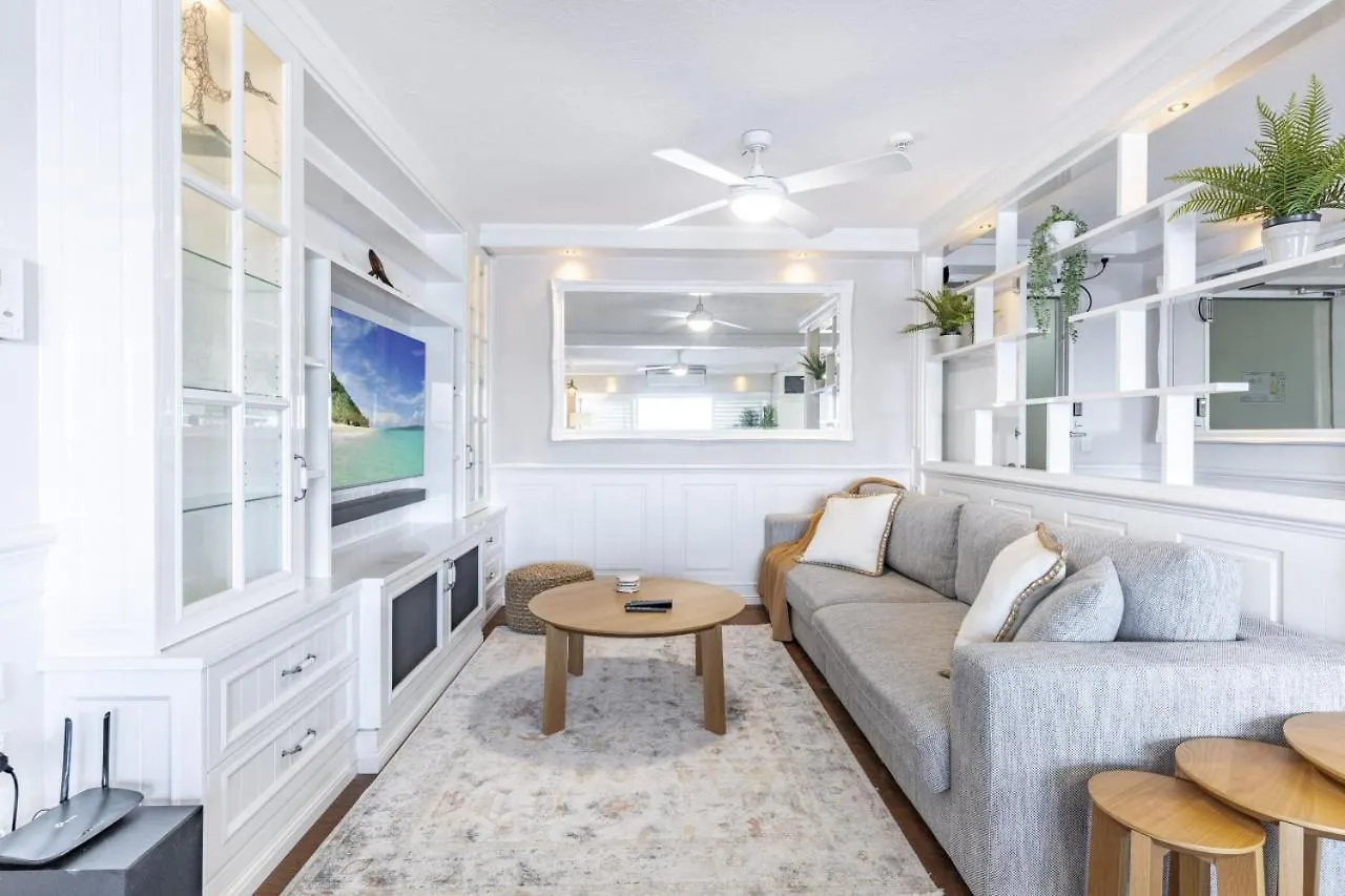 Apartment The Hamptons - Ultimate Six Star Beachfront Experience With Parking & Pool Gold Coast Australia