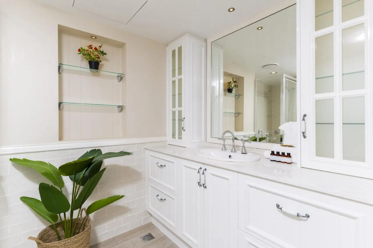 The Hamptons - Ultimate Six Star Beachfront Experience With Parking & Pool Gold Coast Australia